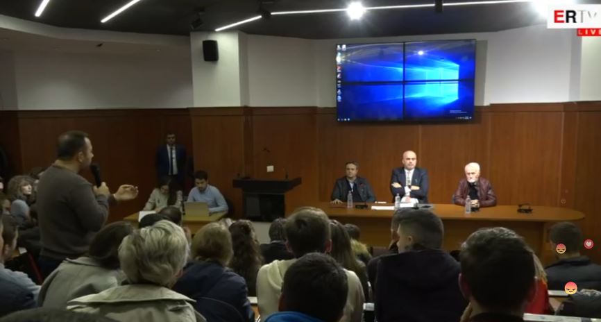 “S’e imagjinojmë Merkel të merret me meme”, Rama-studentit: S’të jap llogari ty si përdor Instan