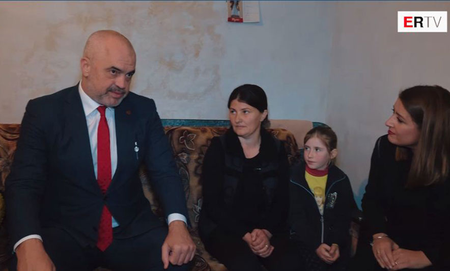 Rama shpërndan libra për 3 vajzat e varfra: Shkëlqejnë në shkollë (VIDEO)