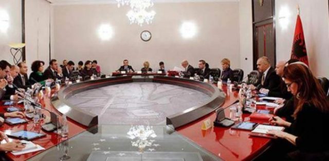 Vendimi/ Qeveria rrit pagën minimale