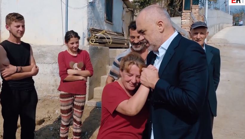 Rama surprizon familjen për Krishtlindje: Lumturia ndodh kur… (VIDEO)