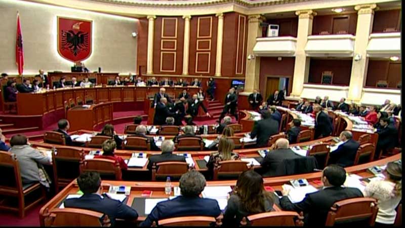 Tenton të qëllojë Ramën, përjashtohet deputeti i PD-së, ndërpritet seanca