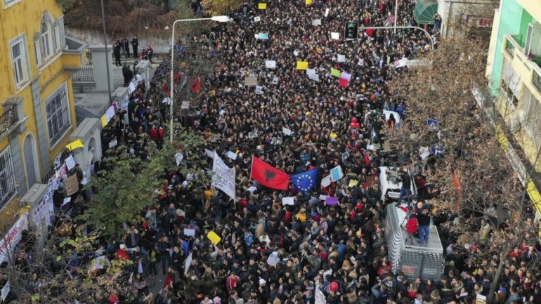 Reuters: Protestë e rrallë në Shqipëri, Rama nën presion