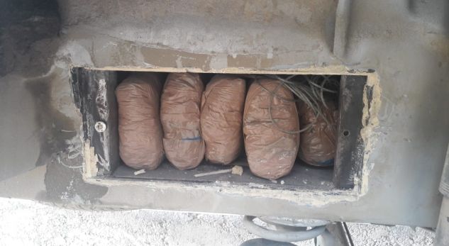 57 kg kanabis në shasinë e makinës, qeni zbulon çiftin e bashkëshortëve