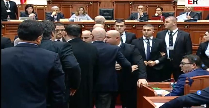 VIDEO/ Momenti kur deputeti i PD-së i vërsulet me vezë Ramës në Kuvend