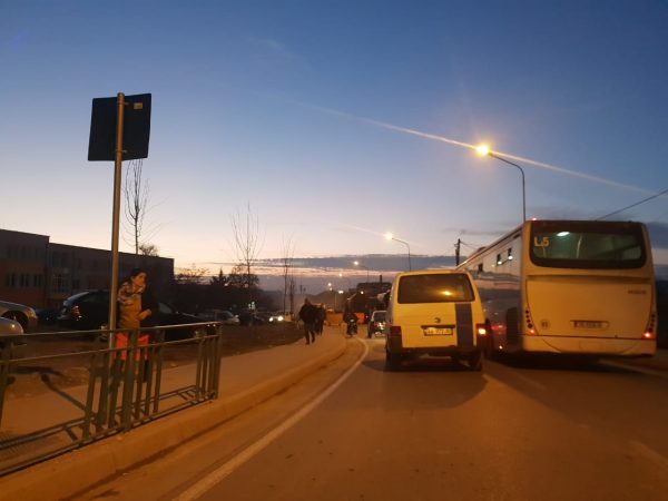 Tjetër protestë, banorët e Shkozës bllokojnë rrugën dhe u vënë flakën kazanëve