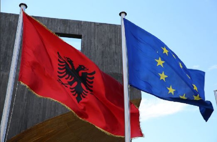 Sondazhi i Komisionit Europian: 93% e shqiptarëve pro anëtarësimit në BE