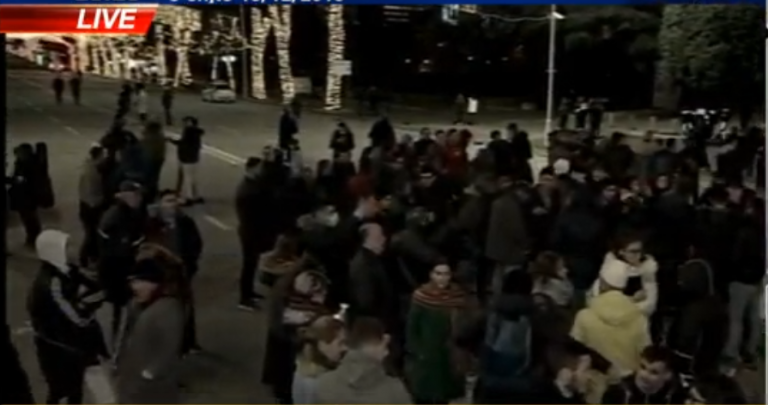 “Ulni tarifat”, studentët sfidojnë të ftohtin: Këtu do rrimë!