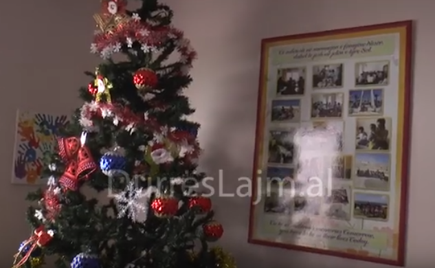 Festat e fundvitit trokasin edhe në shtëpinë e Foshnjës në Durrës (VIDEO)