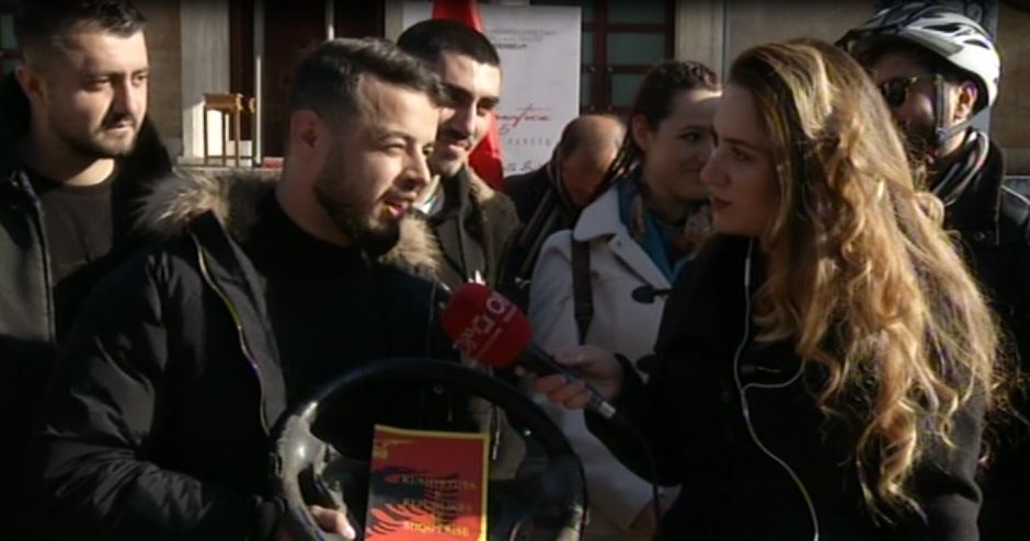 Studentët protestë me timon: Shkarkimi i Lindita Nikollës nuk është lajm