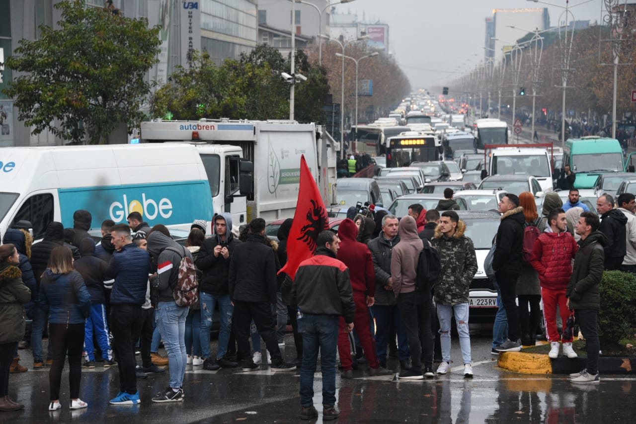 Studentët lirojnë pas 3 orësh qarkullimin tek ‘Zogu i Zi’