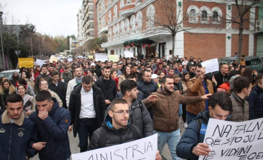 Studentët marshojnë drejt Ministrisë së Arsimit