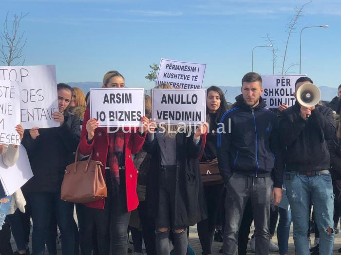 “Historia mund të përsëritet”! Edhe studentët e Durrësit nisin protestën (FOTO+VIDEO)