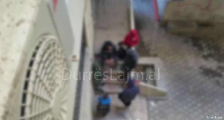 Fenomeni shqetësues në Durrës, adoleshentët tymosin hashash mes pallateve (VIDEO)