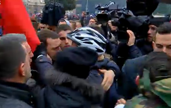Protesta/ Studentët konfrontohen me qytetarët para Kryeministrisë