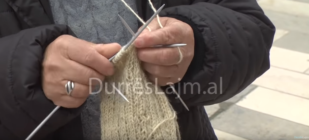 56-vjeçarja në Durrës thur çorape për të mbijetuar (VIDEO)