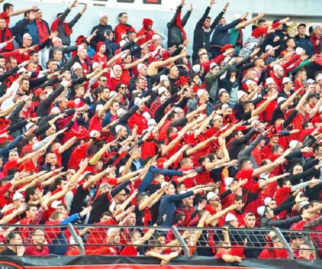 Tifozat Kuq e Zi në protestë me studentët: Bashkohu edhe ti!