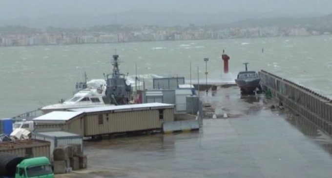 Moti i keq e dallgë të forta, pezullohet lundrimi në det në Sarandë