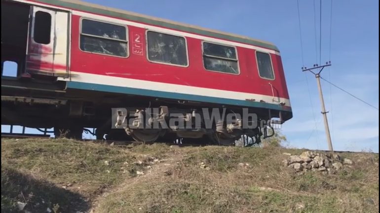 Ishte nisur nga Durrësi, treni del nga shinat, panik tek pasagjerët