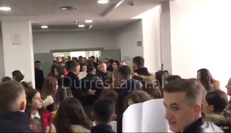Studentët e Durrësit nuk ndalen! Protestojnë edhe brenda universitetit, iu bashkohet deputetja Kadiu (VIDEO+FOTO)