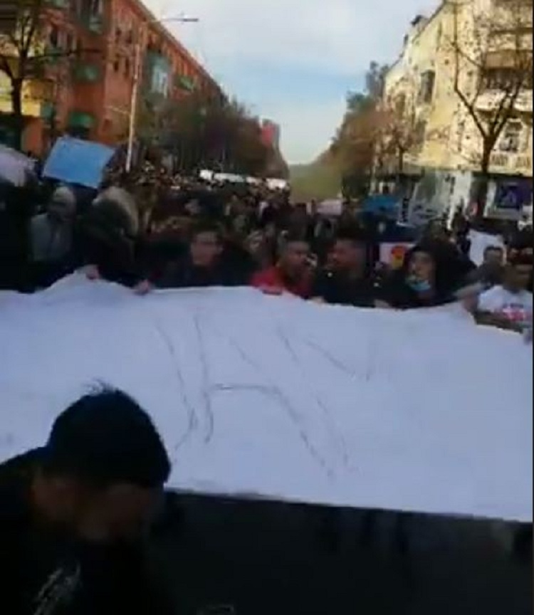 Momenti kur studentët e Durrësit i bashkohen protestës, deputetja Kadiu: Drithëruese (VIDEO)