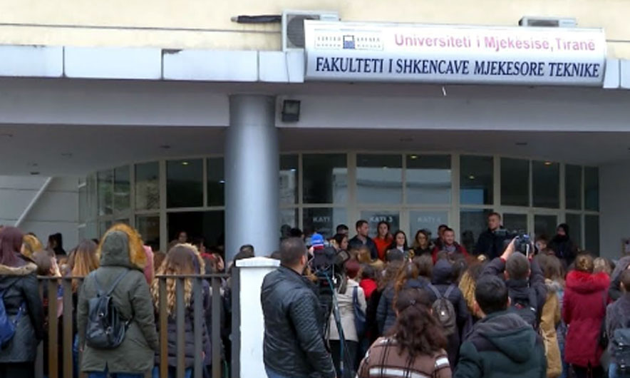 Universiteti i Mjekësisë heq tarifat e shërbimeve për studentët