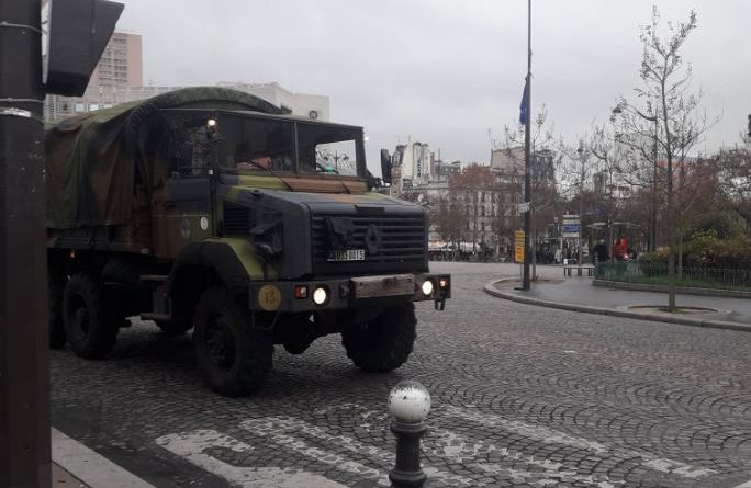 Ushtria zbret në rrugët e Parisit, studentët bashkohen me jelekët e verdhë