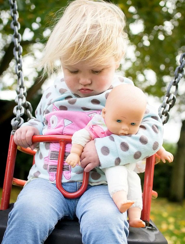 Publikojnë foton e vajzës në lëkundëse, zbulojnë se ka tumor