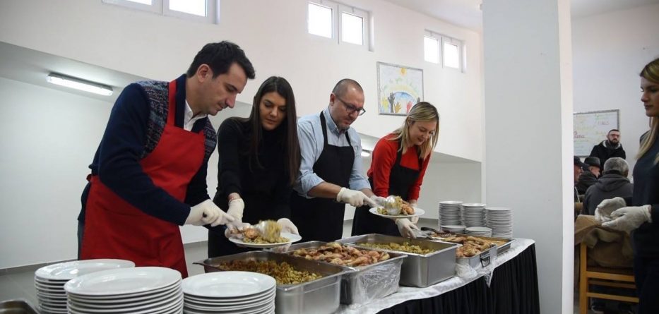 Të gjitha mensat në Tiranë, drekën e Krishtlindjes për personat në nevojë