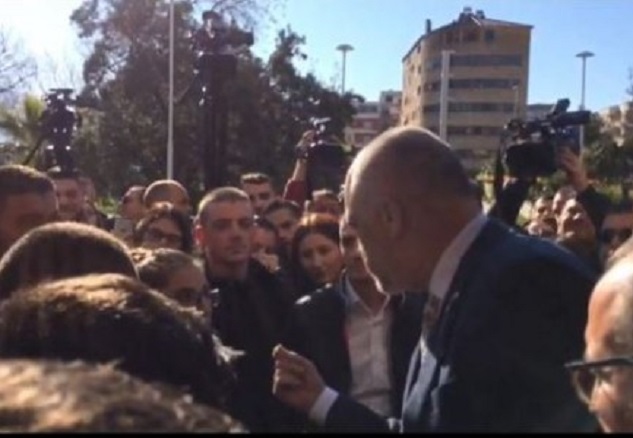 Studentja “mbërthen” Ramën: Thuaj po ose jo! Je burrë shteti, jepe fjalën para një vajze