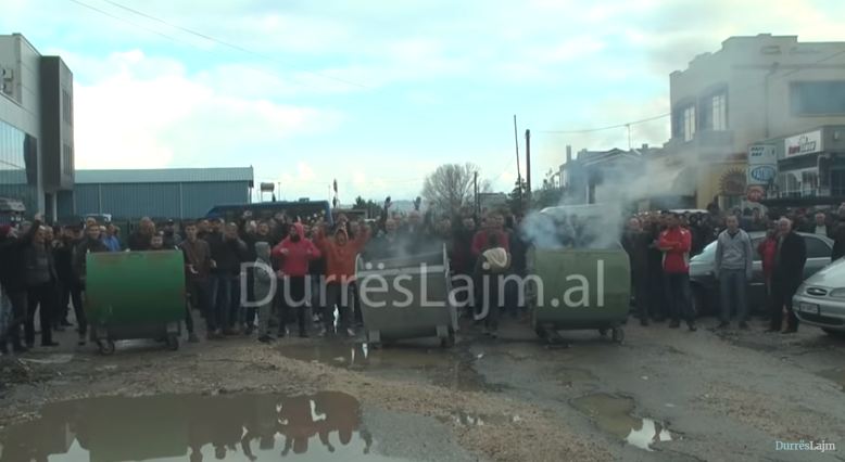 Protestuan për rrugën e degraduar, policia e Durrësit i ndjek penalisht
