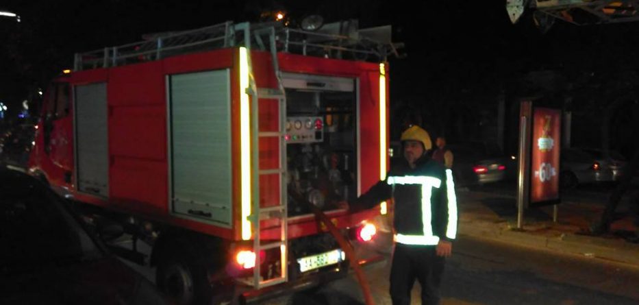 Zjarr në një pallat në Tiranë, evakuohen banorët