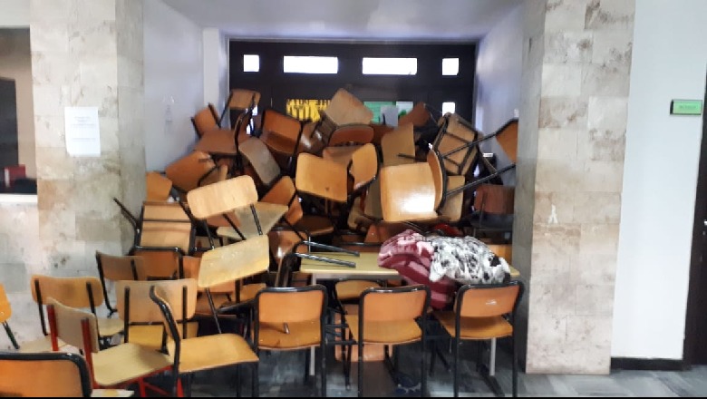 Tension te Fakulteti Ekonomik, studentët nxjerrin jashtë administratën