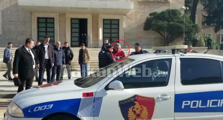Thirri “Rama je antishqiptar”, shoqërohet në polici qytetari (VIDEO)