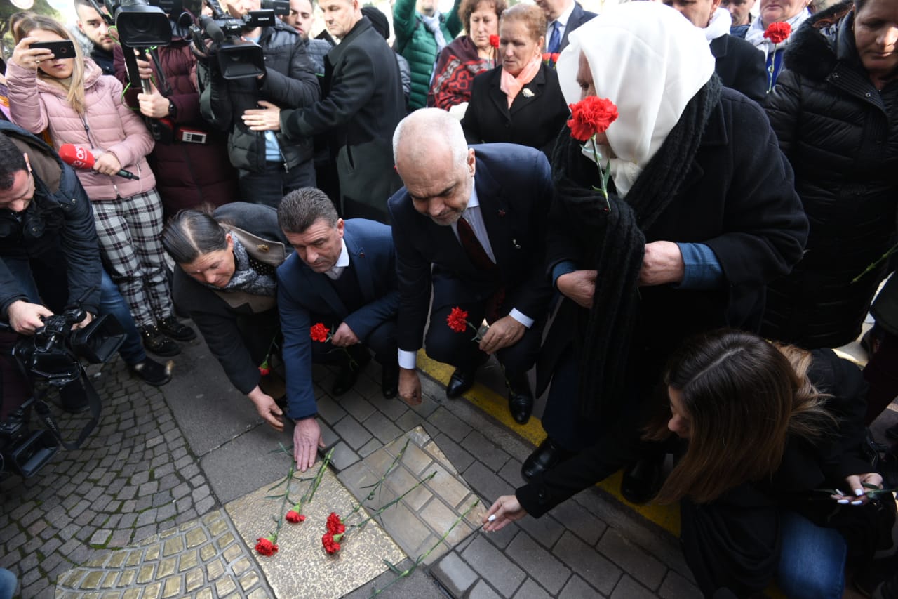 21 Janari/ Rama, homazhe në bulevard me familjarët e viktimave