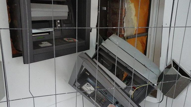 Thyhet bankomati në Vorë, policia: Nuk kanë vjedhur para