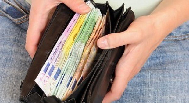 Gjen portofolin me 35 mijë euro brenda, habit me gjestin që bën