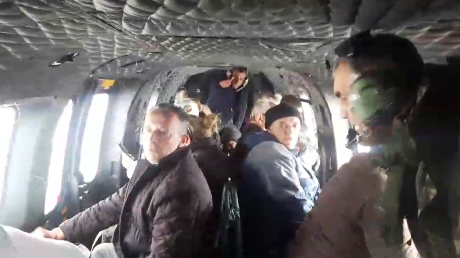 Tetë mësues të bllokuar në Theth, evakuohen me helikopter