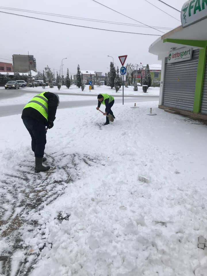 Dëbora zbardh Shkodrën, 5 fadroma pastrojnë qytetin