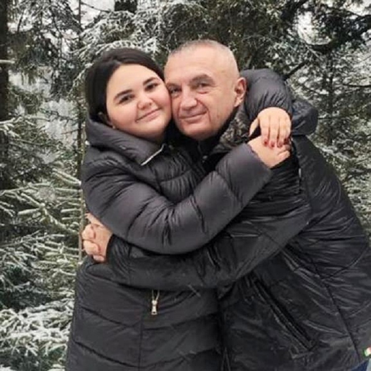 Meta shijon borën në fundjavë, foto me vajzën