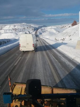 Bora dhe ngricat në rrugë, ARRSH: Bëni kujdes në këto akse