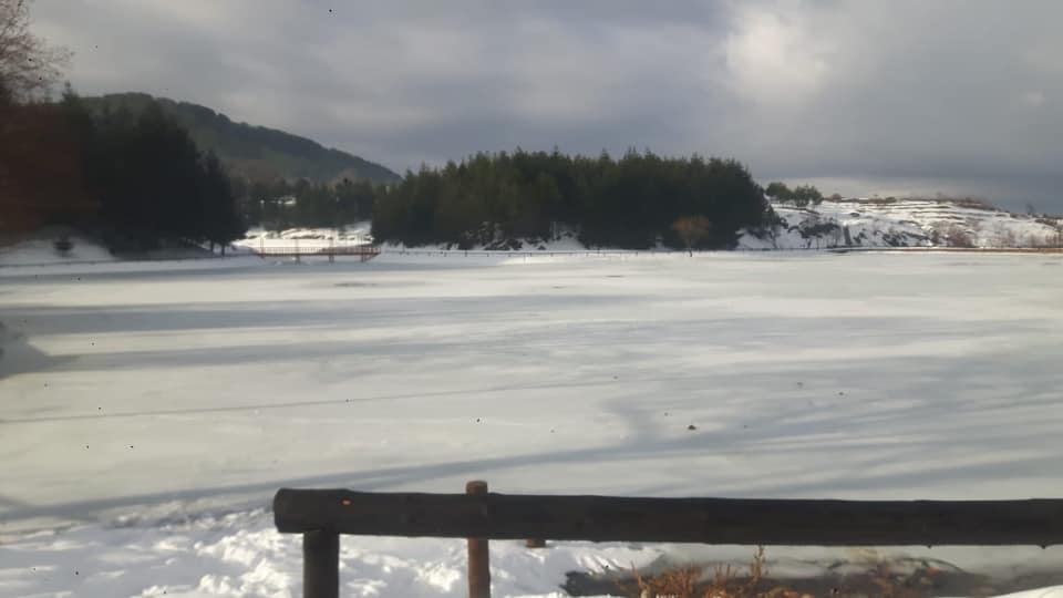 Liqeni i ngrirë në Pukë, bashkia thirrje qytetarëve: E rrezikshme, mos hipni mbi sipërfaqe