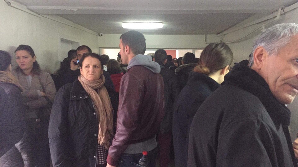 “S’ka shtretër, qytetari 10 ditë në pritje për të operuar babain”