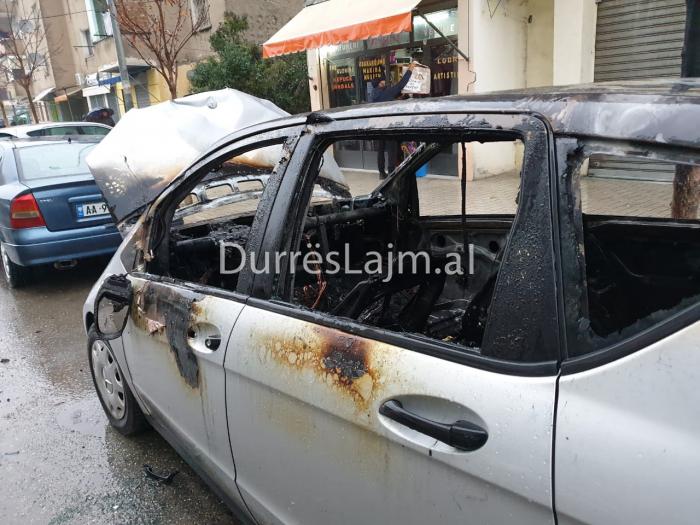 I vënë zjarrin “Benz”-it në Durrës (VIDEO+FOTO)
