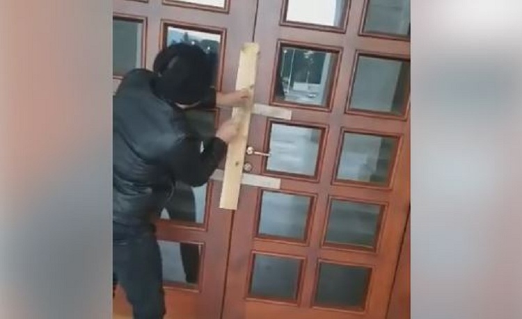 FOTO/ Protesta e studentëve, vijon bojkoti i mësimit, gozhdojnë dyert e fakulteteve