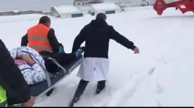 I rrezikohej jeta/ 41-vjeçarja transportohet me helikopter në Tiranë, lind fëmijën e tetë