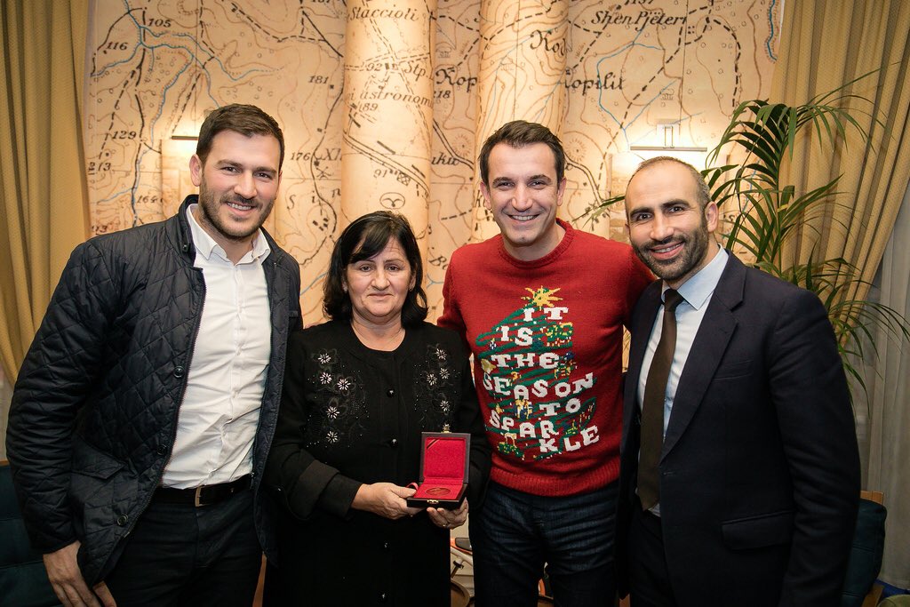 Veliaj nderon me çmimin “Mirënjohja e Qytetit” kunatin e Halim Kosovës