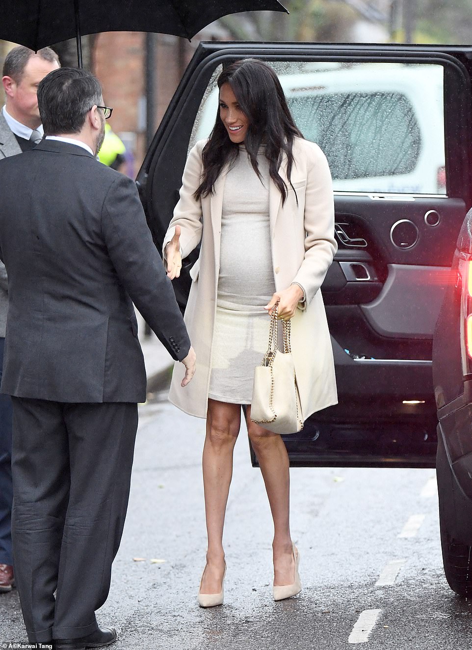 Meghan Markle shfaqet me fustanin super të lirë (FOTO)