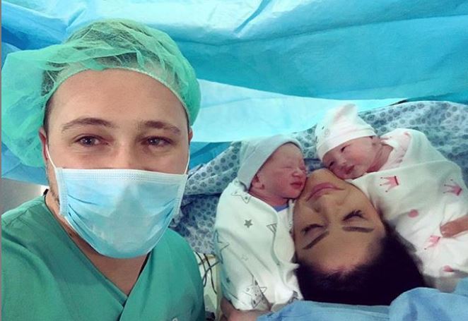 Këngëtari shqiptar bëhet baba, vijnë në jetë binjakët