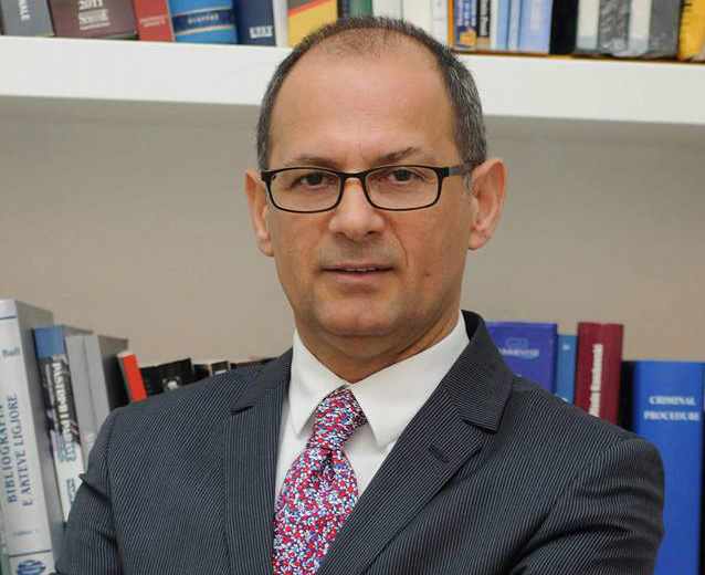 “Keni marrë peng shkollën”, dekani i Juridikut-studentëve: Keni dalë me fytyrë, ku do shkoni ju?