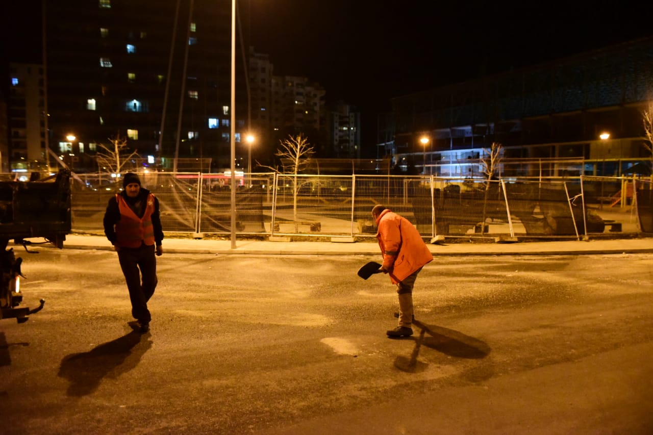 Ngrica në rrugë, punonjësit e bashkisë hedhin kripë dhe skorje